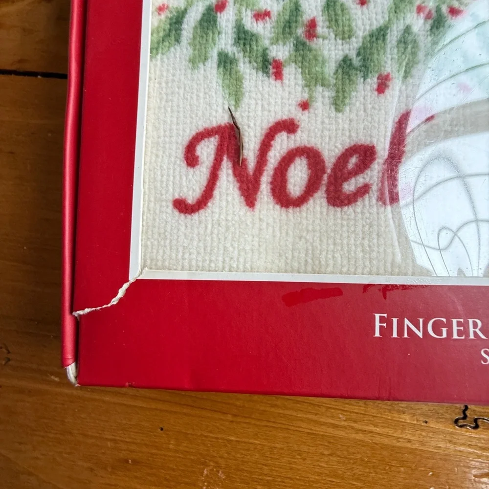 The Lenox American By Design Finger Tip Holiday Holly Towel Set of 2